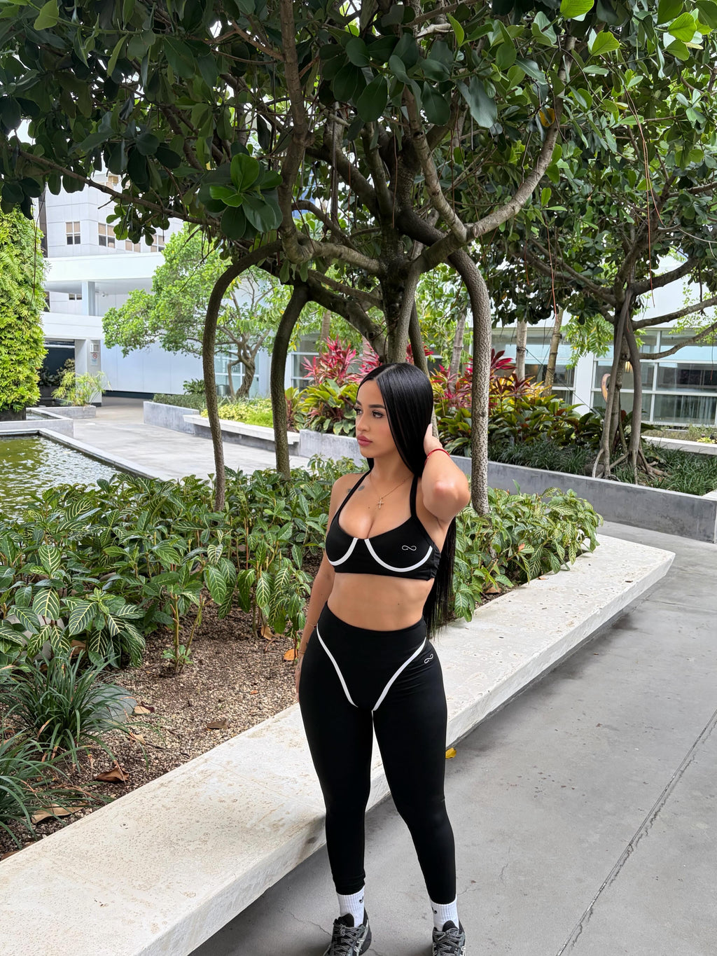Black and white set